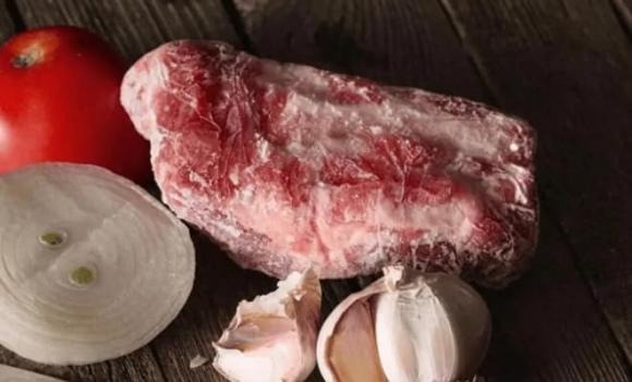 Ngâm thịt dưới vòi nước thường mất nhiều thời gian và đôi khi không rã đông hoàn toàn.