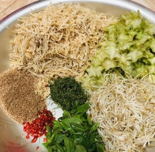 Tại những chợ quê và quán ăn vặt ở Nghệ An, Hà Tĩnh, món nham chuối được bày bán tại một số điểm