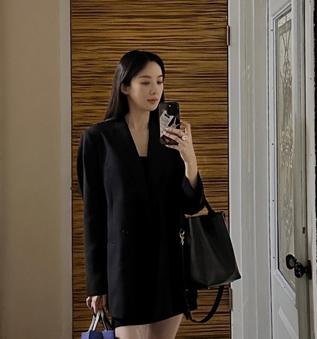 Áo blazer với váy ngắn đều là những món đồ cơ bản và phong cách, hợp để diện đi dạo phố hoặc dự tiệc.