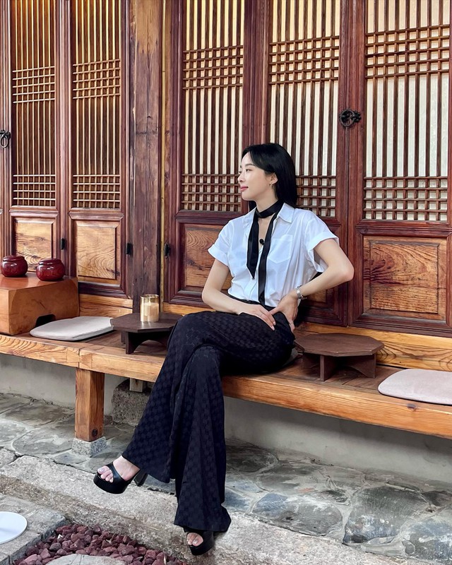 Chỉ với những item khá quen thuộc như áo sơ mi trắng cộc tay, quần đen, Lee Chung Ah có được vẻ ngoài đầy sang trọng.