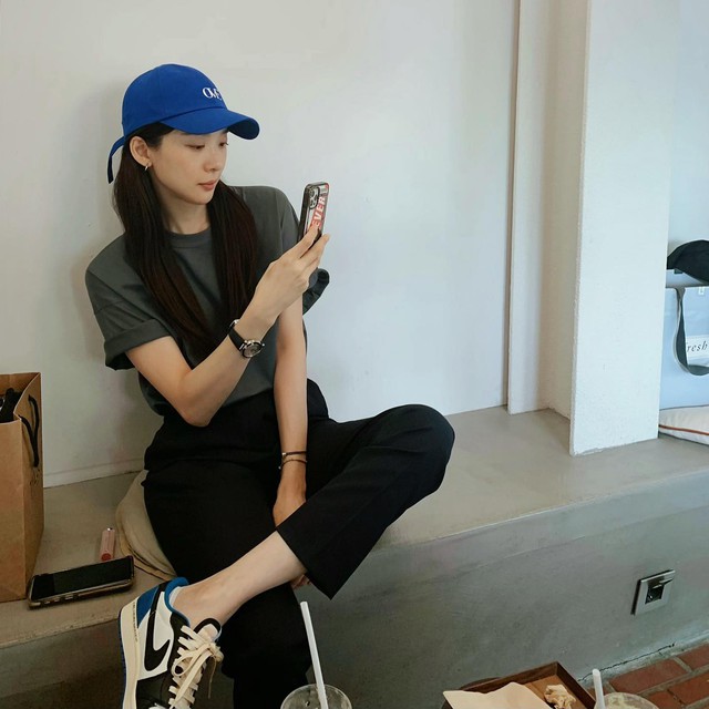 Công thức trên là lựa chọn đơn giản mà sành điệu cho những buổi dạo phố cuối tuần.