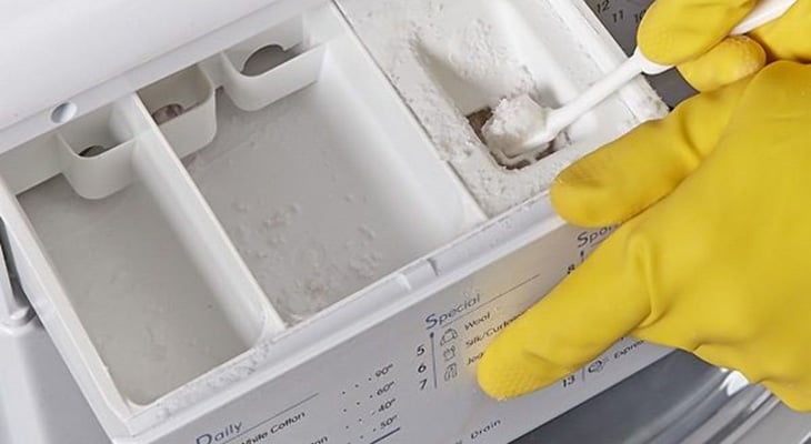Nên vệ sinh khay để nước giặt, xả thường xuyên 