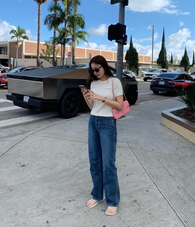 Outfit trở nên ngọt ngào hơn khi được hoàn thiện bằng chiếc túi xách hồng pastel.