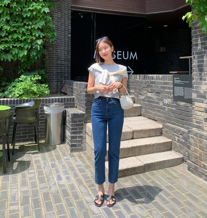 Áo thun lửng, quần jeans ống đứng dài trên mắt cá chân. 