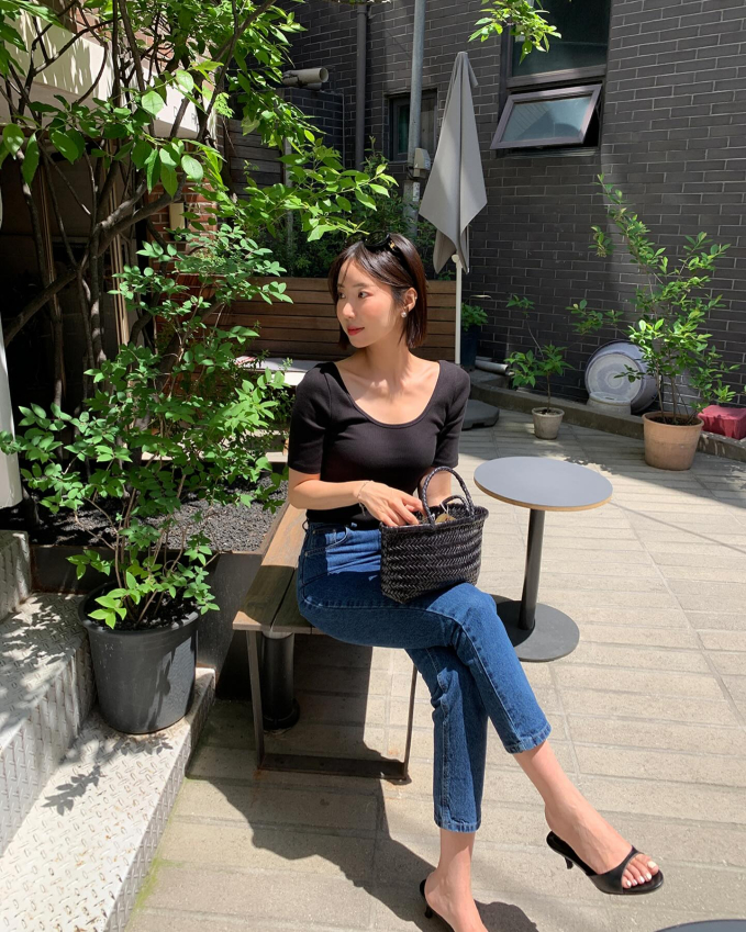 Áo thun đen kết hợp rất ăn ý với quần jeans xanh thẫm, tạo nên bộ Shbet999 com đăng nhập thời thượng, cá tính. 