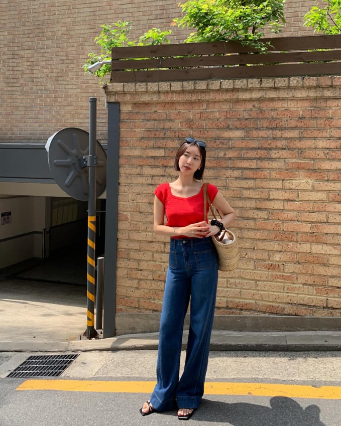 Trang phục màu đỏ đang là xu hướng, các nàng có thể mix áo đỏ kết hợp với quần denim dáng suông. 