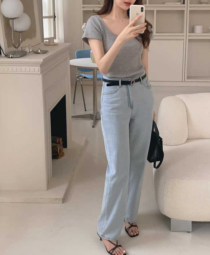Công thức áo thun màu xám và quần jeans ống suông không chỉ 