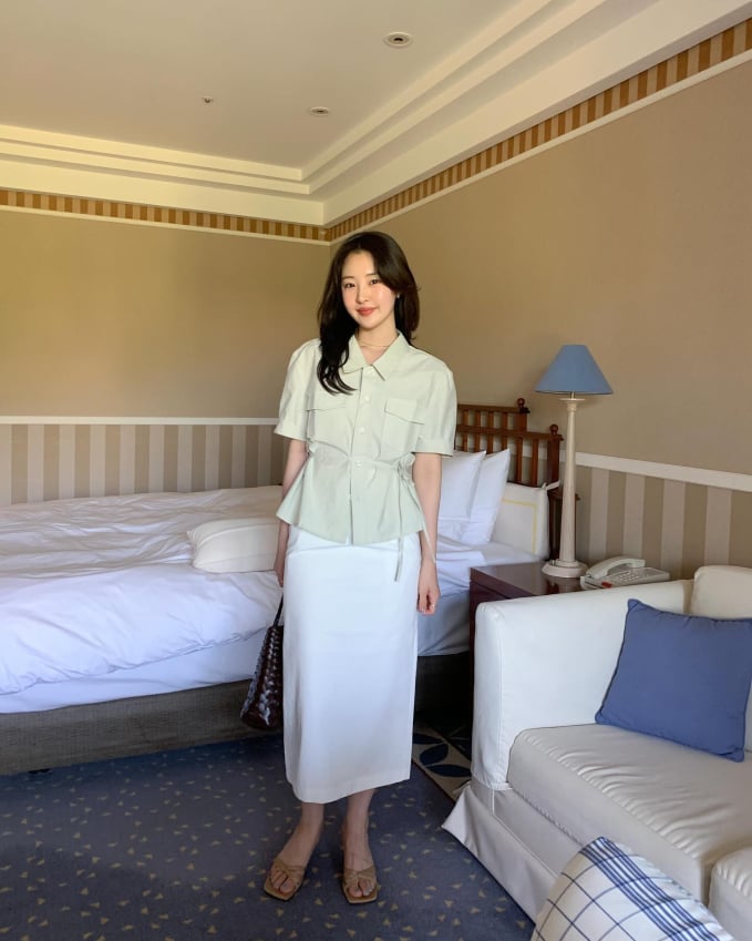 Chân váy trắng mix cùng áo sơ mi màu nhã nhặn để tạo nên bộ Shbet999 com đăng nhập trẻ trung, thanh lịch. 