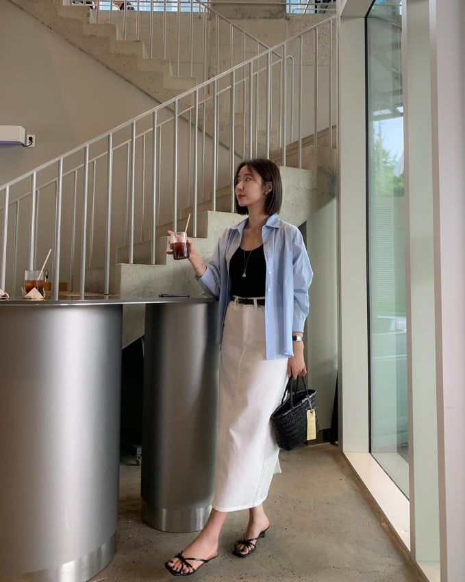 Cách phối đồ này ghi điểm ở sự trẻ trung, phóng khoáng, thêm đôi sandal quai mảnh là hoàn hảo. 