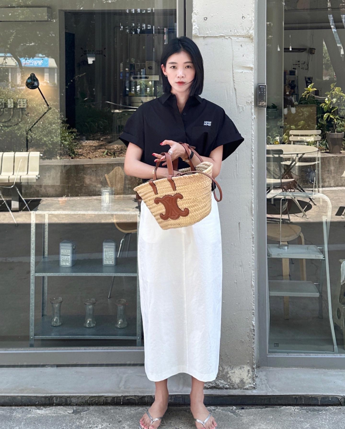 Áo sơ mi cộc tay tông màu đen nếu kết hợp item này với chân váy trắng, trẻ trung nhưng cũng không kém phần thanh lịch. 