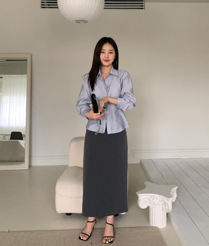 Set áo sơ mi vải satin và chân váy suông màu xám là ý tưởng diện đồ phù hợp với môi trường công sở.    