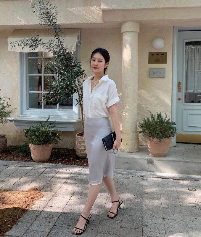 Công thức áo sơ mi trắng và chân váy lụa xám vừa thanh lịch vừa tôn dáng tối ưu.