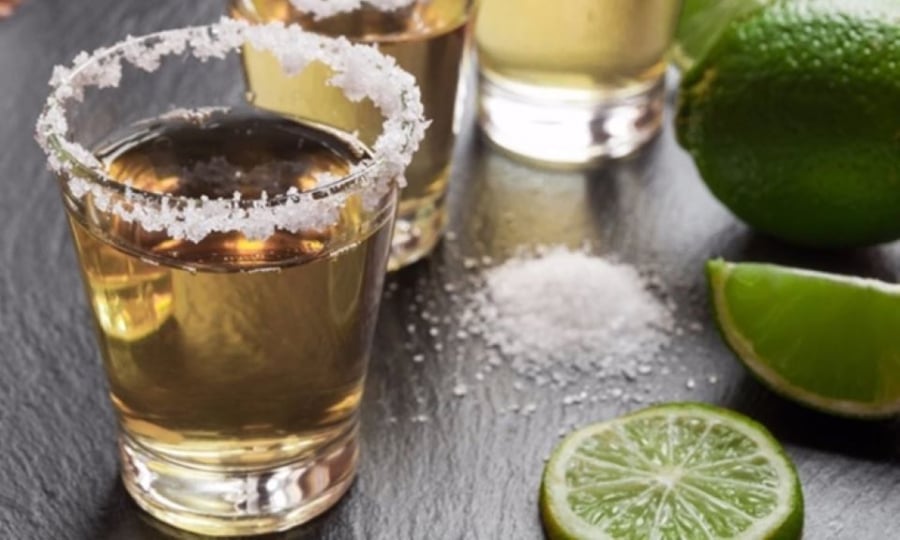 Vì sao nên thả muối vào bia