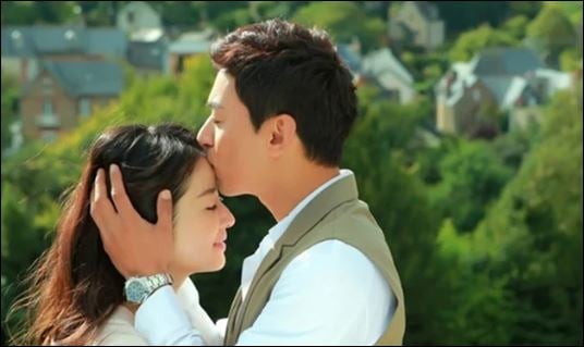 Kiểu phụ nữ khôn ngoan là người biết ăn nói dịu dàng, khích lệ đàn ông.  (ảnh minh họa)