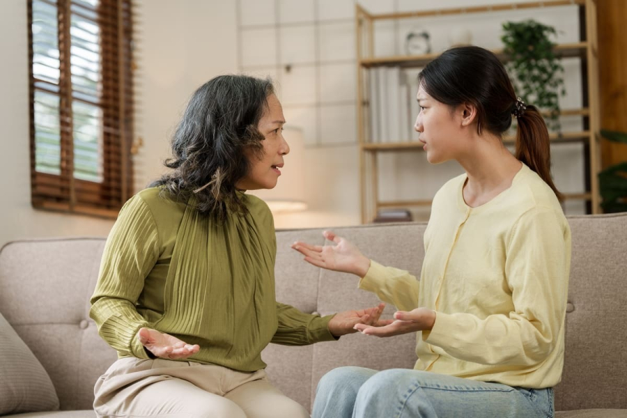 Mâu thuẫn giữa mẹ chồng và con dâu thường phát sinh từ việc nuôi dạy con cái. 