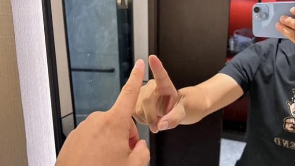 Ngoài việc kiểm tra gương hai chiều, bạn cũng nên xác minh xem có camera ẩn trong phòng hay không.    