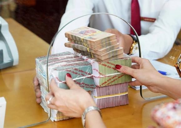 Nhiều nhân viên ngân hàng không chọn gửi tiết kiệm tại ngân hàng nơi mình làm việc, mà thường gửi ở các ngân hàng khác, vì họ lo ngại rủi ro khi tập trung toàn bộ tiền vào một nơi. 