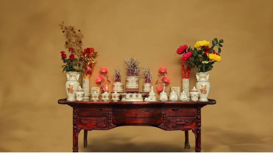 Bàn thờ gia tiên thơm tho chứng tỏ gia đình chu đáo