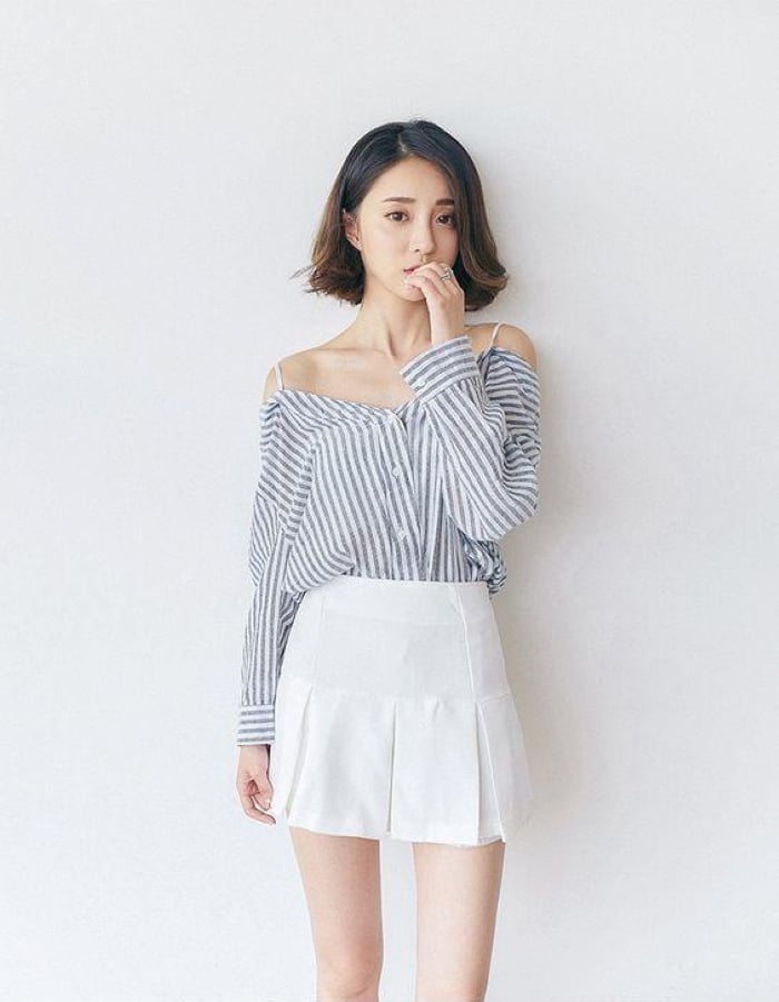 Với chiếc áo trễ vai hai dây này, nàng có thể diện đi làm với chân váy ngắn công sở.    