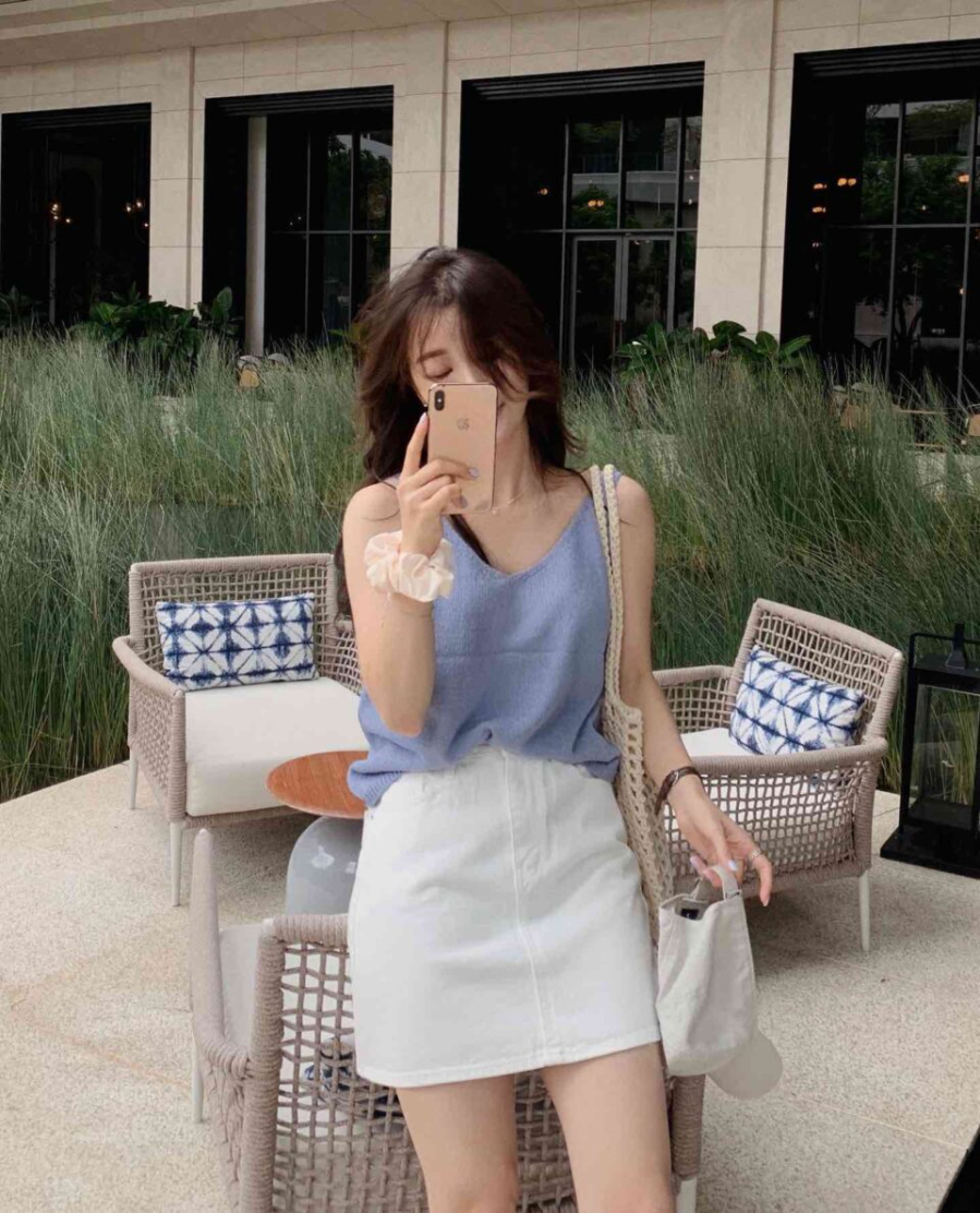 Cách phối đồ với chân váy ngắn trắng tinh khôi luôn dễ kết hợp với bất kỳ gam màu nào của áo hai dây.