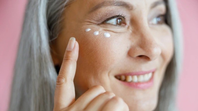 Khi làm sạch, dưỡng da vùng mắt, cần nhẹ nhàng để tránh tạo áp lực cho vùng da mỏng manh.    
