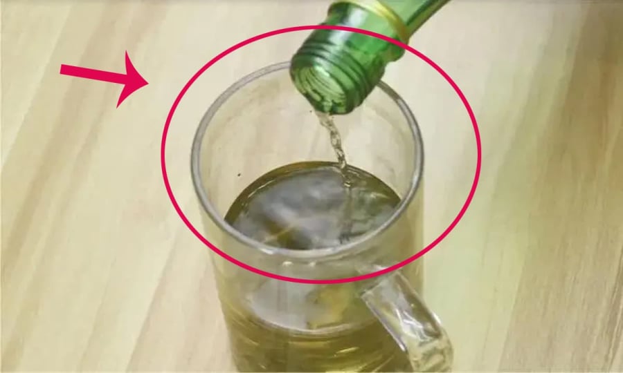 Rượu pha từ ngũ cốc nguyên chất sẽ thường có màu vàng nhạt và đồng nhất sau khi pha với nước trà