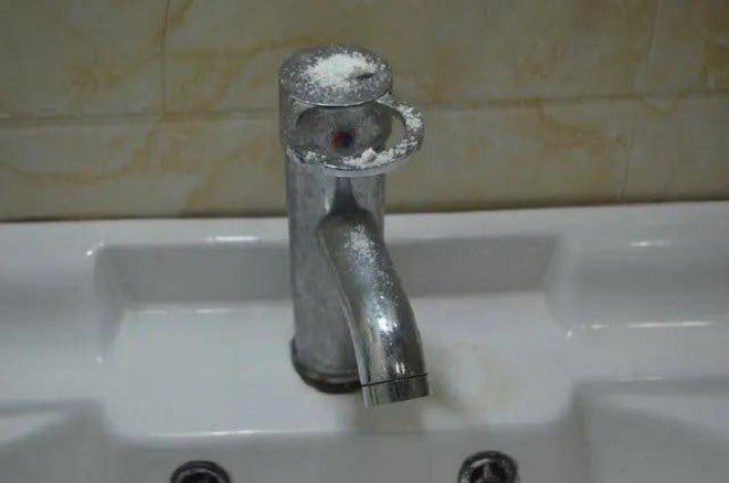 Để khắc phục tình trạng này, bạn hãy rắc một chút bột giặt và muối lên bề mặt vòi nước