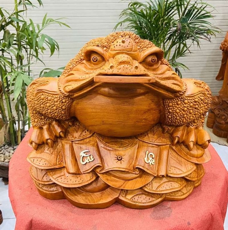 Trong văn hóa phong thủy, cóc ngậm tiền được ưa chuộng để đặt ở nhiều vị trí, đặc biệt là trên bàn thờ Thần Tài Thổ Địa