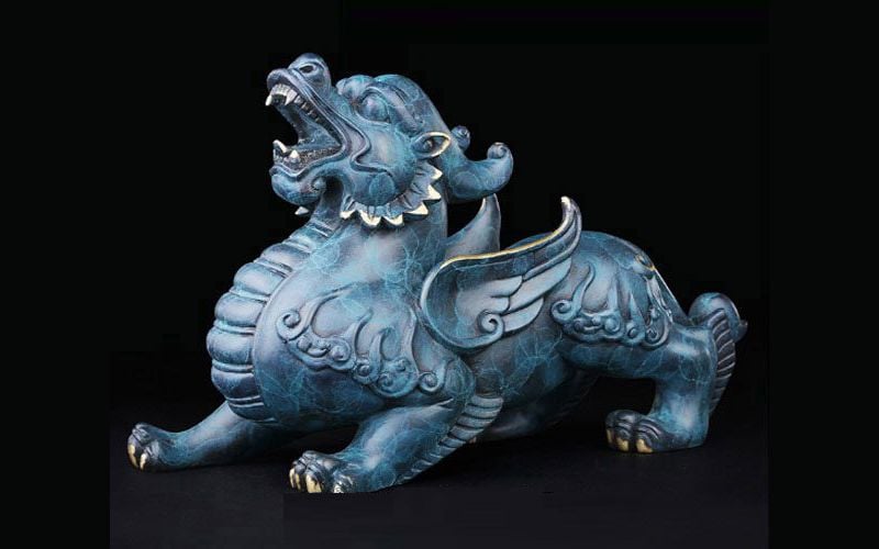 Việc đặt Tỳ Hưu trên bàn thờ Thần Tài không những giúp hóa giải Ngũ Hoàng Đại Sát – một sát tinh mạnh theo phong thủy Cửu Tinh – mà còn góp phần thúc đẩy vượng khí và ổn định tài vận