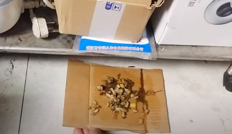 Để hỗn hợp vỏ chuối, đường, bột giặt ở các góc nhà, nơi gián hay lui tới.