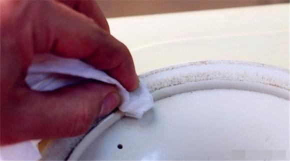 Rửa liên tục toàn bộ khoang của thiết bị phân phối nước bằng nước sạch, bật tất cả các công tắc, bao gồm cả ống nước thải và công tắc phân phối nước, sau đó xả chất khử trùng.