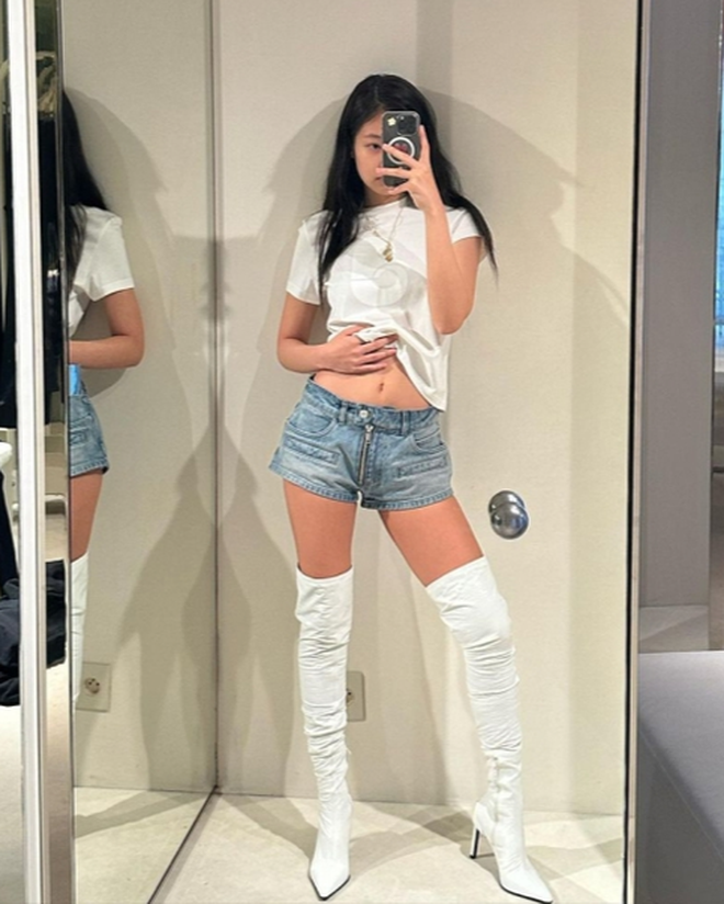 Hãy học theo cách phối boots cao qua gối cùng màu áo như Jennie