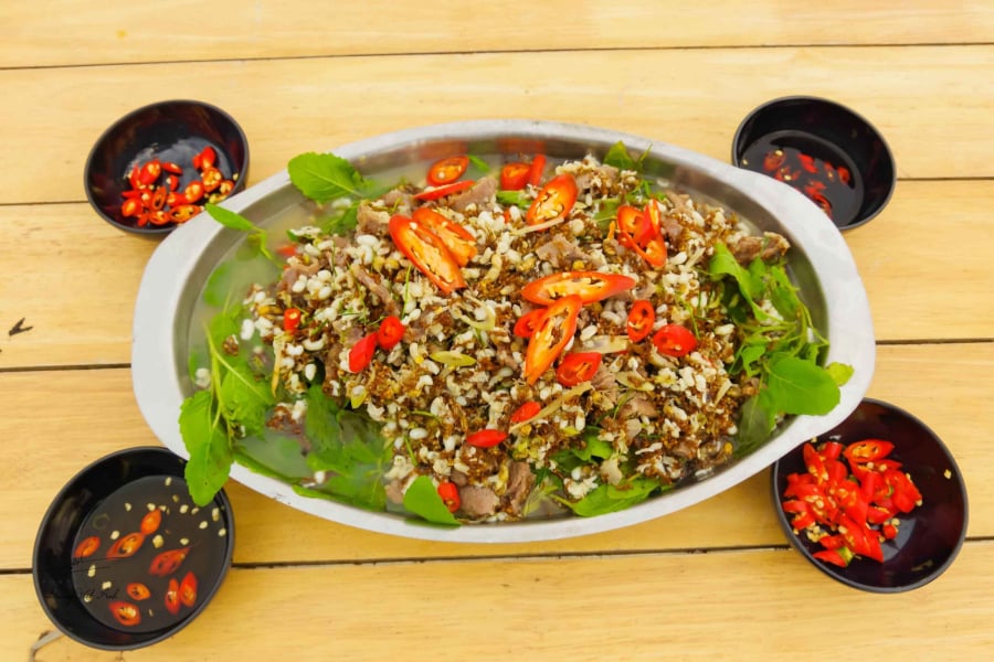 Khi Shbet0099 cá cược trực tuyến được trình bày, miếng thịt bò trở nên mềm mại và thấm đẫm hương vị, hòa quyện cùng với độ chua nhẹ của kiến vàng và mùi thơm đặc trưng từ lá chha ca dao