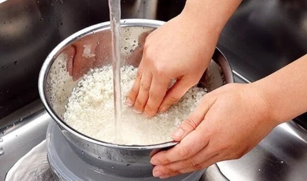 Câu hỏi được đặt ra là liệu nấu cơm bằng nước nóng có thực sự góp phần bảo toàn nhiều dưỡng chất hơn so với cách truyền thống hay không?
