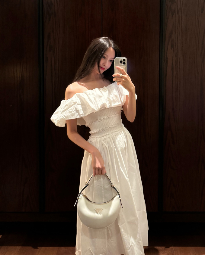 Váy trắng là món đồ cơ bản hầu hết ai cũng có và Hyomin cũng không ngoại lệ. 
