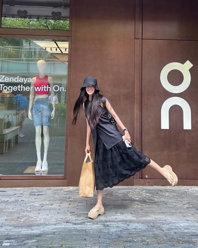 Chân váy họa tiết hoa đục lỗ chính là điểm nhấn của outfit nhờ nét nữ tính, bay bổng. 