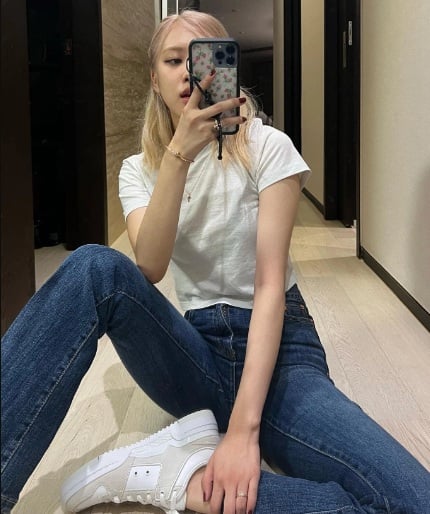 Áo trắng và quần jeans xanh đều là những món thời trang cơ bản nhưng không bao giờ lỗi mốt