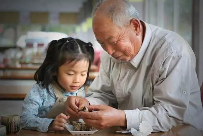 Sự thừa nhận và khen ngợi này chứng tỏ rằng trẻ đang trưởng thành trong một môi trường Shbet111 slot, casino, thể thao, xổ số lành mạnh, nơi có sự phát triển tốt và mối quan hệ giữa cha mẹ và con cái rất tốt đẹp. 