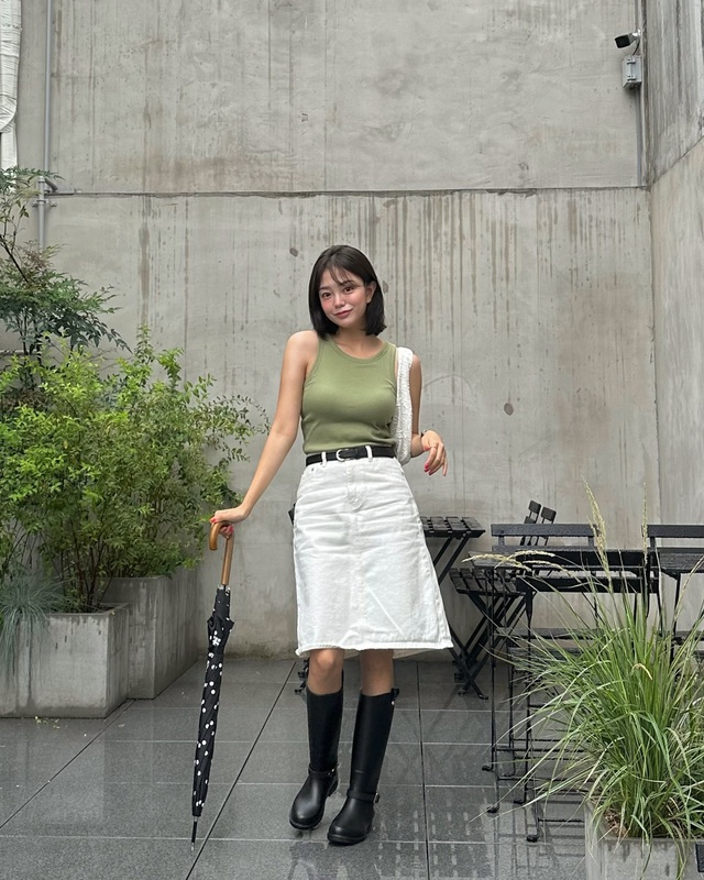 Lựa chọn 1 mẫu áo tank top ôm sát phối cùng chân váy dài đến gối và boots vừa gọn gàng lẫn thời thượng, nịnh mắt.    