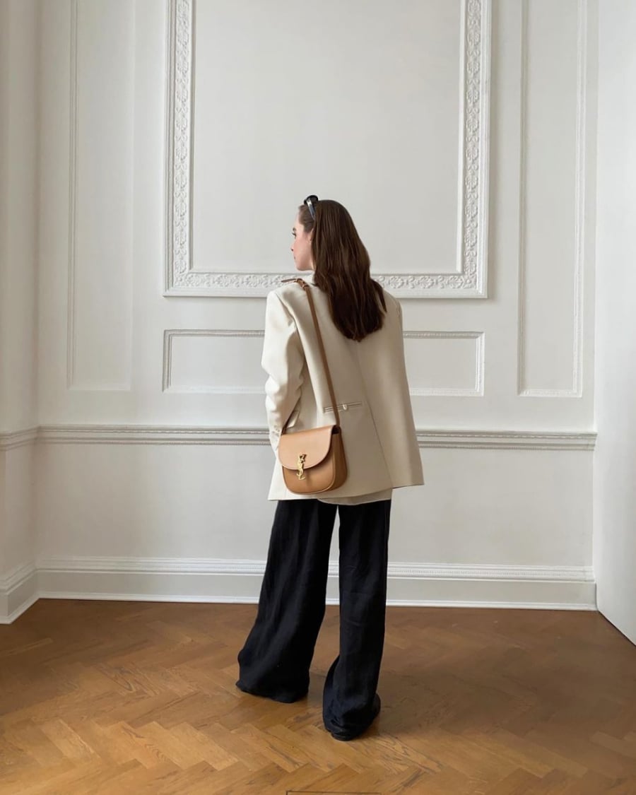 Các “nữ hoàng công sở” có thể lựa chọn bộ đôi blazer và quần đũi,