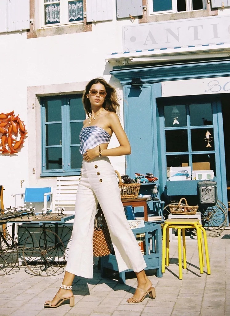 Khăn lụa hiển nhiên chiếm “spotlight” ấn tượng trong bức ảnh OOTD của nữ chủ nhân. 
