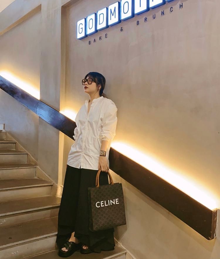 Với phong cách này, đây đích thị là kiểu áo giúp bạn thoải mái “chinh phục” từ những buổi họp văn phòng đến buổi dạo chơi phố