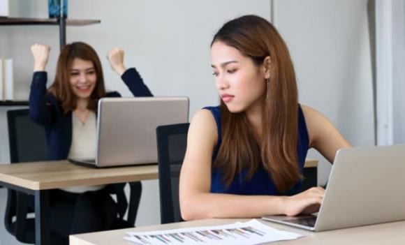 Những người ghen tị có thể cố tình chọc tức bạn để khiến bạn cảm thấy khó chịu.