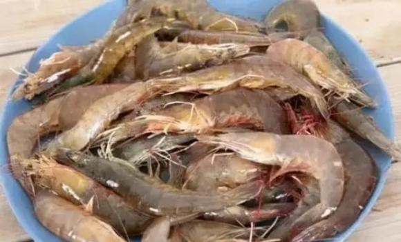 Rải một lớp đường trắng mỏng lên bề mặt tôm.