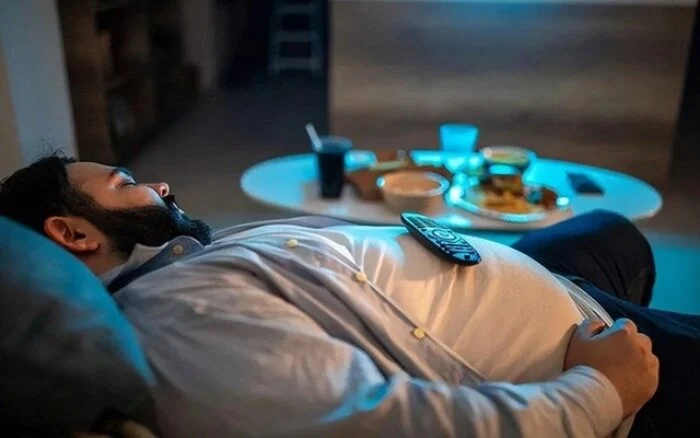 Nên ngồi, nằm hay đứng khi vừa ăn no xong? 
