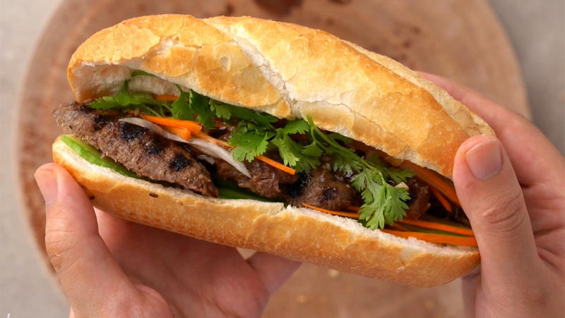 Bánh mì Sài Gòn là một Shbet0099 cá cược trực tuyến đường phố nổi tiếng, được coi là biểu tượng của ẩm thực Việt Nam.