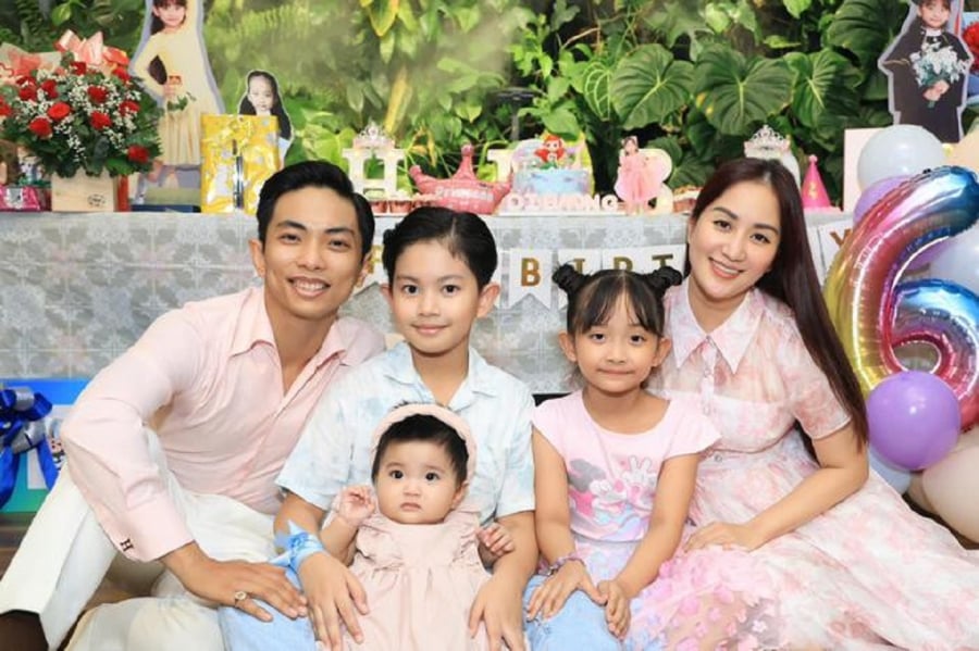 Khánh Thi - Phan Hiển hết mực quan tâm đến cô con gái thứ hai trong nhà.  