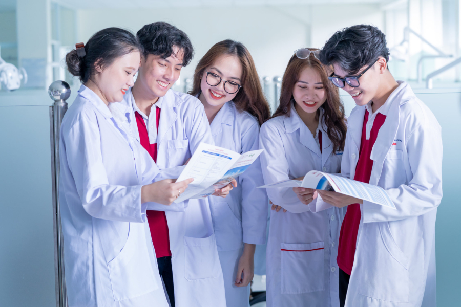 Hiện mức lương của bác sĩ Shbet888 tiền thưởng cực khủng dao động từ 30 đến 100 triệu đồng/tháng.