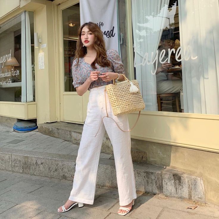 Áo blouse là món thời trang đặc trưng kết hợp ăn ý với quần ống rộng, từ đó tạo nên tổng thể Shbet999 com đăng nhập đúng chất công sở.