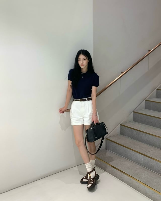 Mix theo set đồ trên đây tạo ra cảm giác sang trọng và hiện đại, chắc chắn sẽ giúp các nàng được cộng thêm điểm có gu.